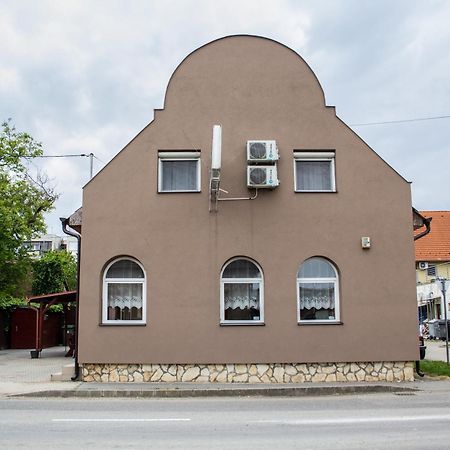 Hotel Fitt Panzió Sásd Exterior foto