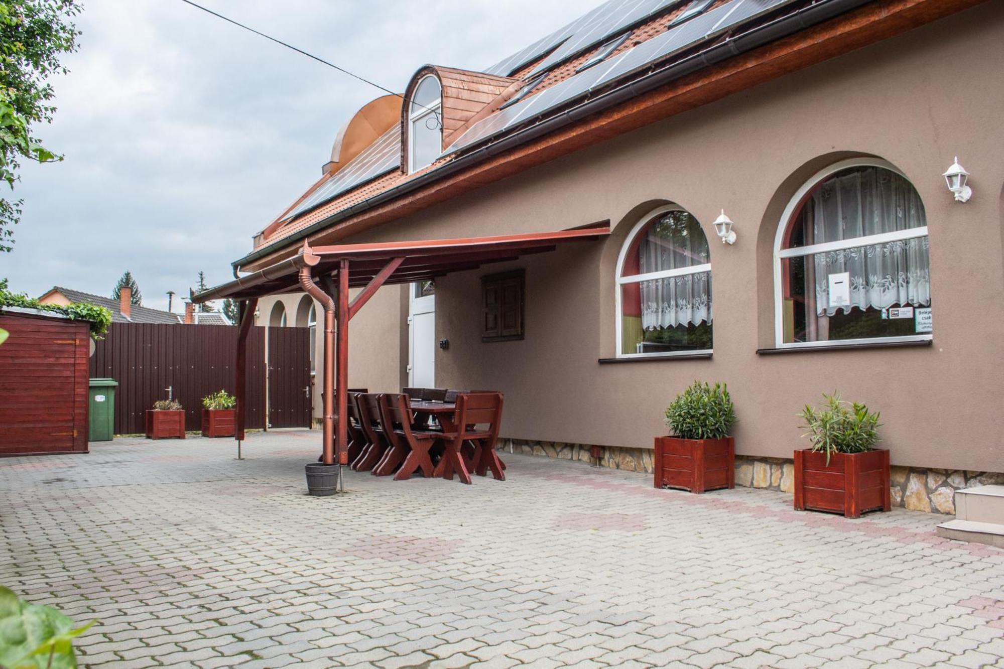 Hotel Fitt Panzió Sásd Exterior foto