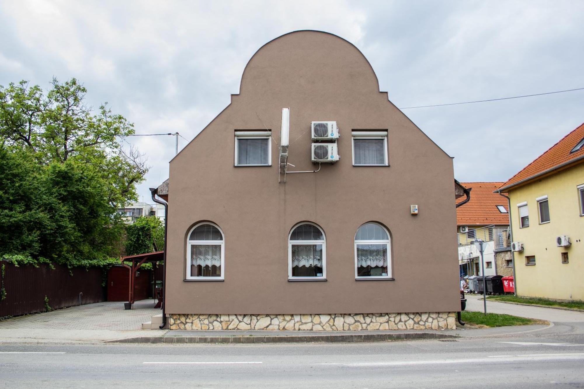 Hotel Fitt Panzió Sásd Exterior foto